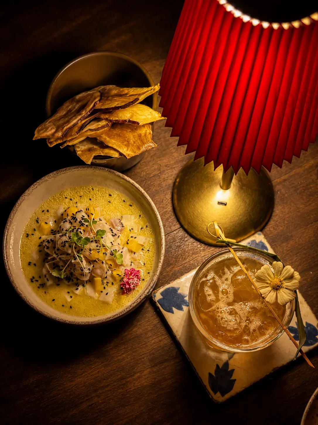 Ceviche OH-LINDA: peixe branco curado, servido com toques cítricos e ervas frescas