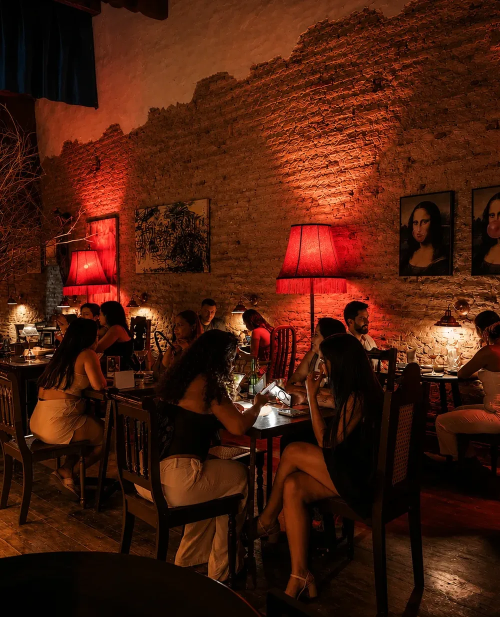 Interior do BICA Bar, ambiente intimista com luz âmbar